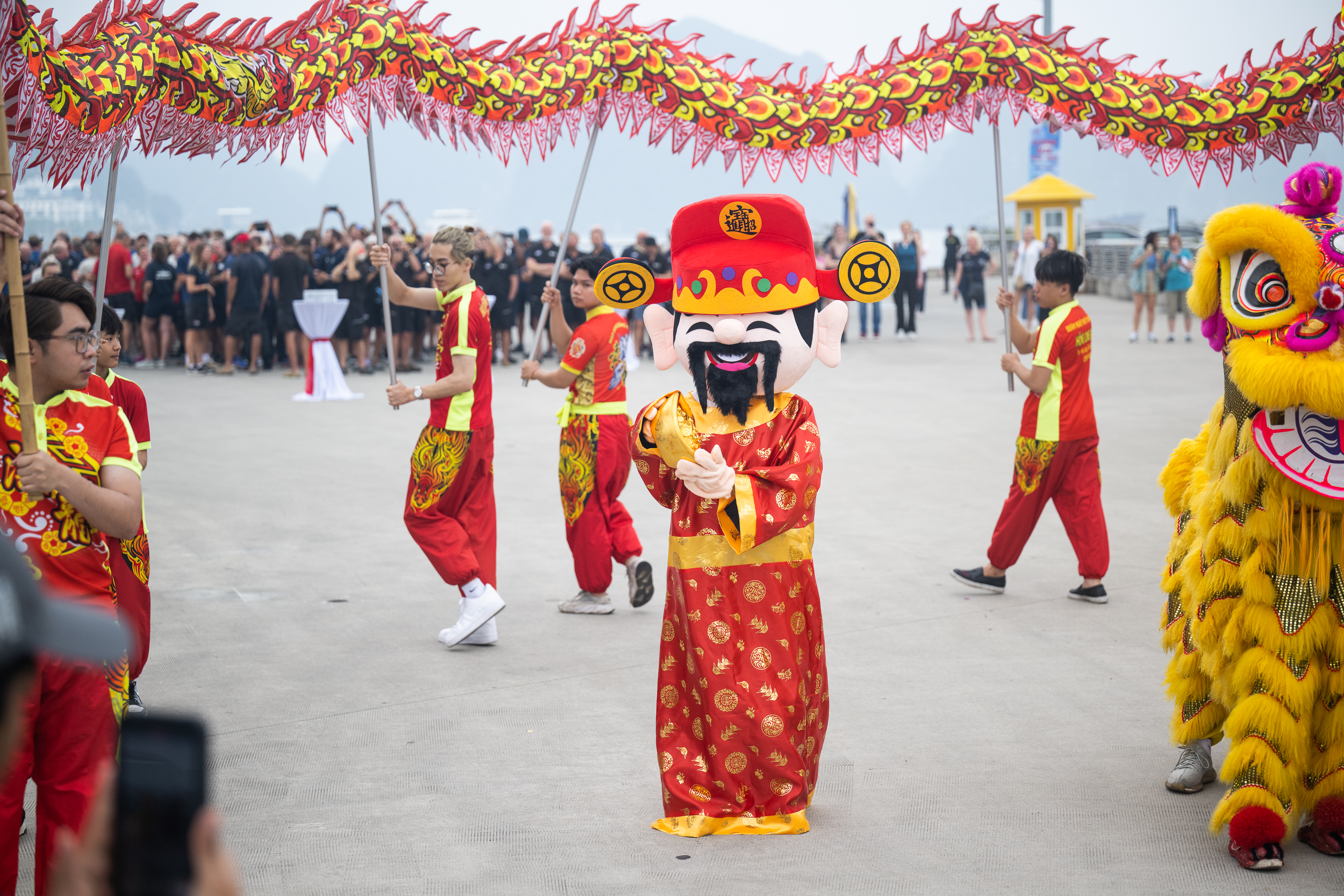 Teams receive a heroes welcome in Ha Long Bay