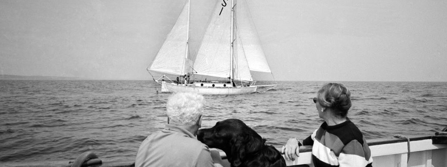 Sir Robin's parents waving him off in Falmouth in 1968. © Bill Rowntree / PPL