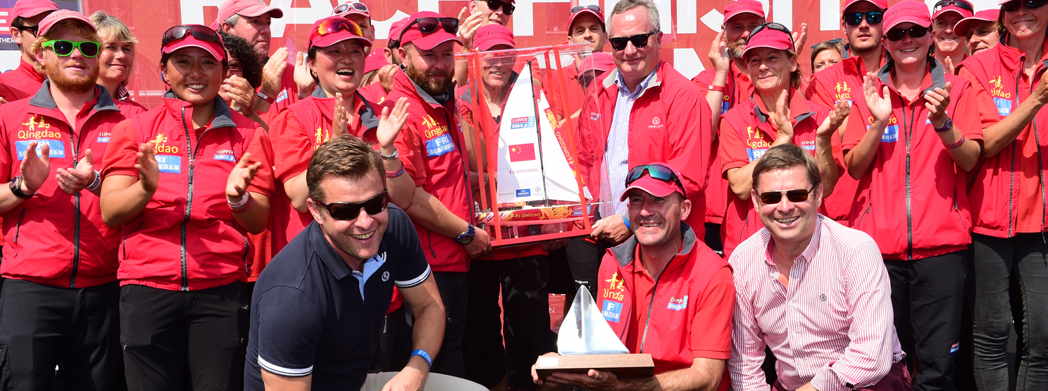 Qingdao accepting the award with Henri Lloyd representatives during the 2013-14 race edition